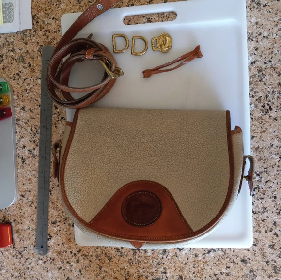 Dooney & Bourke Vogue Saddle Flap Bag 1990's - Picture 2 of 12